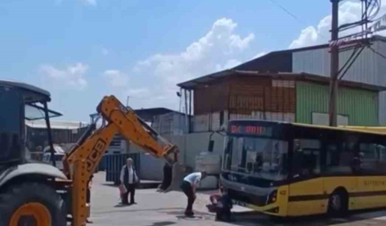 Kazı çalışması yapılan yerden geçmeye çalışan otobüs asılı kaldı