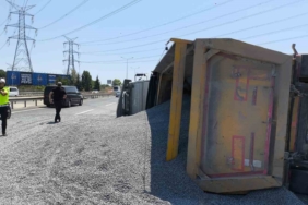 Kemerburgaz’da hafriyat kamyonu devrildi: Sürücü hafif yaralandı, mıcırlar yola saçıldı