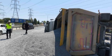 Kemerburgaz’da hafriyat kamyonu devrildi: Sürücü hafif yaralandı, mıcırlar yola saçıldı