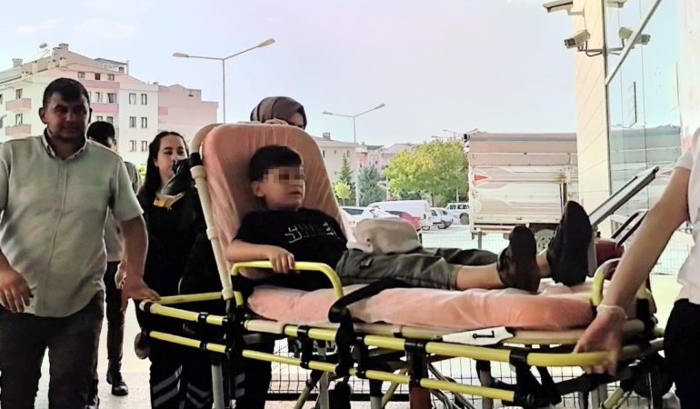 Kepçenin çarptığı çocuğun parmağı koptu