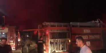 Kereste deposu alev alev yandı