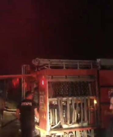 Kereste deposu alev alev yandı