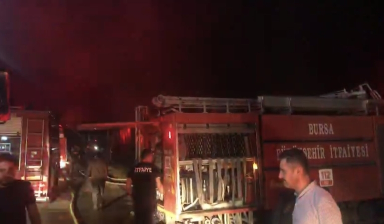 Kereste deposu alev alev yandı