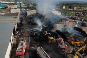 Kereste fabrikasındaki yangın iş yerlerine sıçradı, olay yeri havadan görüntülendi