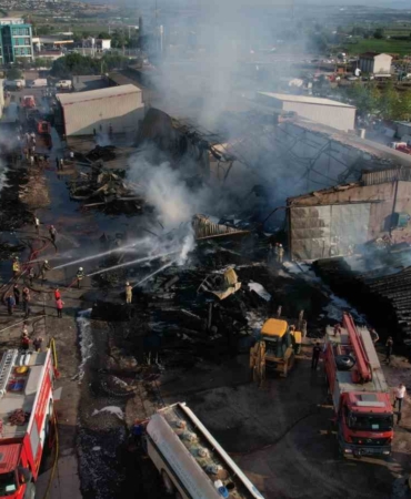 Kereste fabrikasındaki yangın iş yerlerine sıçradı, olay yeri havadan görüntülendi