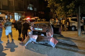 Keşan’da hafif ticari aracın çarpıp kaçtığı otomobildeki 1 kişi yaralandı