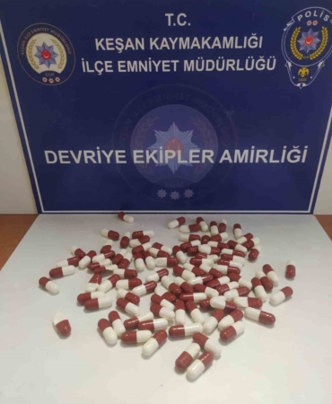 Keşan’da polisin durdurduğu şüphelinin üzerinden 96 adet sentetik ecza çıktı