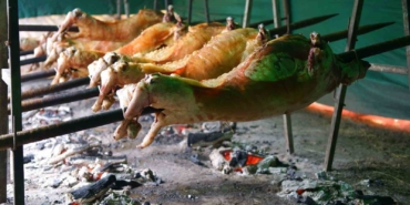 Kırkpınar’ın geleneksel lezzeti kuzu çevirme Sarayiçi’ndeki yerini aldı