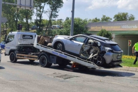 Kırmızı ışıkta geçen minibüs otomobile çarptı: 1’i ağır 6 yaralı