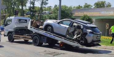 Kırmızı ışıkta geçen minibüs otomobile çarptı: 1’i ağır 6 yaralı