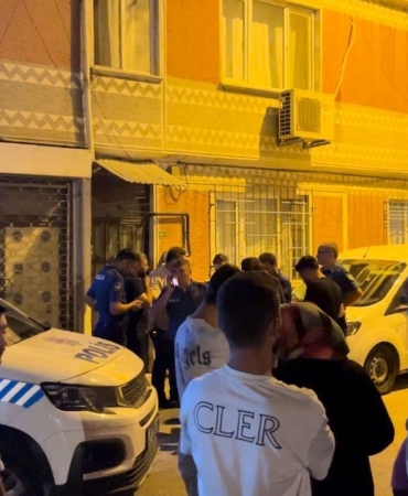 Kız arkadaşını sokak ortasında darp etti