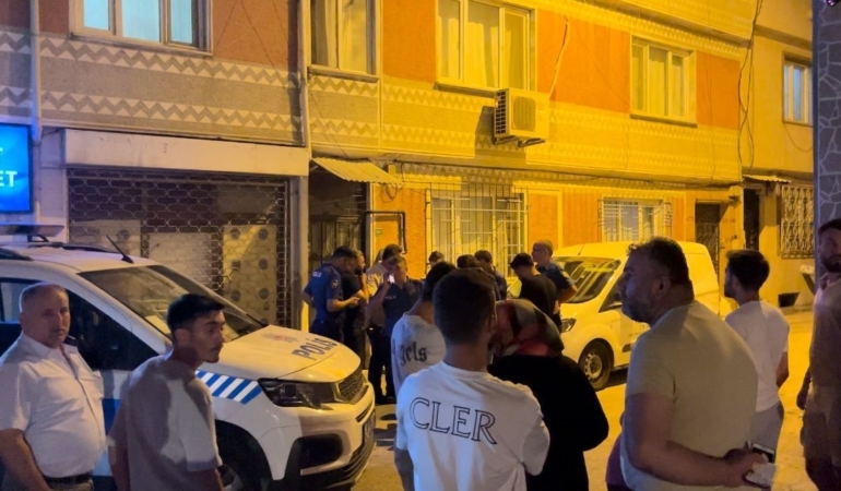 Kız arkadaşını sokak ortasında darp etti