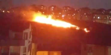 Kocaeli’de çıkan yangın geceyi aydınlattı