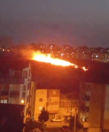 Kocaeli’de çıkan yangın geceyi aydınlattı