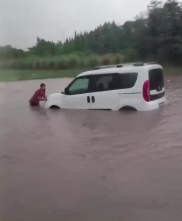 Kocaeli’de sağanak hayatı felç etti: Sürücüler mahsur kaldı