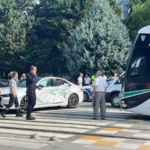 Kocaeli’de tramvay otomobile çarptı: 3 yaralı