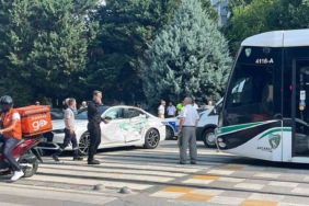 Kocaeli’de tramvay otomobile çarptı: 3 yaralı