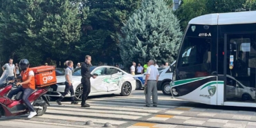 Kocaeli’de tramvay otomobile çarptı: 3 yaralı