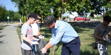 Kocaman’dan gençlerle mıntıka temizliği