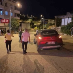 Kontrolden çıkan araç kaldırımda yürüyen yayanın ayağını ezdi