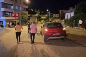 Kontrolden çıkan araç kaldırımda yürüyen yayanın ayağını ezdi