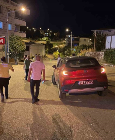 Kontrolden çıkan araç kaldırımda yürüyen yayanın ayağını ezdi