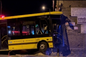 Kontrolden çıkan belediye otobüsü, tamirci dükkanına girdi