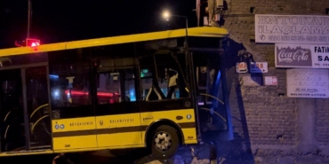 Kontrolden çıkan belediye otobüsü, tamirci dükkanına girdi