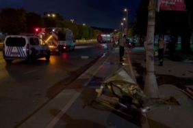 Kontrolden çıkan hafif ticari araç bariyere ve elektrik direğine çarptı: 3 yaralı