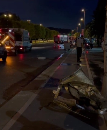 Kontrolden çıkan hafif ticari araç bariyere ve elektrik direğine çarptı: 3 yaralı