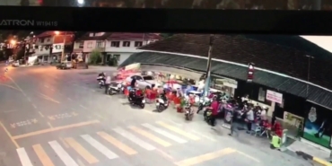 Kontrolden çıkan lüks otomobil, kahvehaneye daldı: 2 yaralı