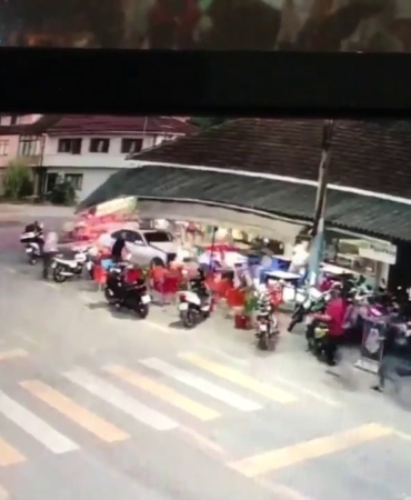 Kontrolden çıkan lüks otomobil, kahvehaneye daldı: 2 yaralı