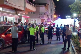 Kontrolden çıkan otomobil kahvehane önünde oturanların arasında daldı: 11 yaralı