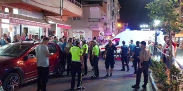 Kontrolden çıkan otomobil kahvehane önünde oturanların arasında daldı: 11 yaralı