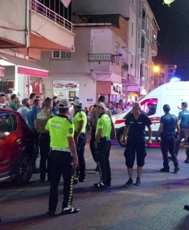 Kontrolden çıkan otomobil kahvehane önünde oturanların arasında daldı: 11 yaralı