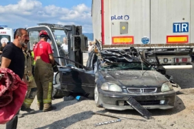 Kontrolden çıkan otomobil tırın altına girdi: 2 ölü