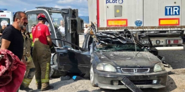 Kontrolden çıkan otomobil tırın altına girdi: 2 ölü