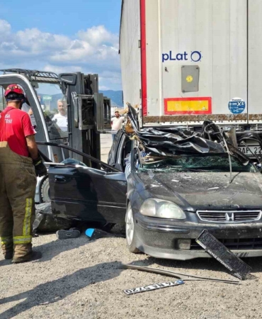 Kontrolden çıkan otomobil tırın altına girdi: 2 ölü