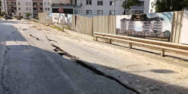 Konut inşaatı yolda göçüğe sebep oldu