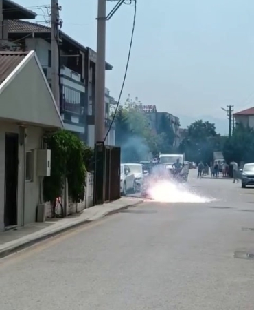 Kopan elektrik kablosu mahalleliyi sokağa döktü