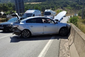 Köprü üzerinde iki otomobil kafa kafaya çarpıştı: 1 hafif yaralı