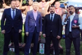 Körfez Gençlerbirliği güreşçileri kürsüde