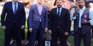 Körfez Gençlerbirliği güreşçileri kürsüde