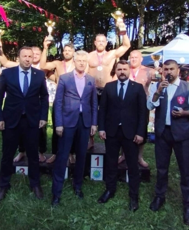 Körfez Gençlerbirliği güreşçileri kürsüde