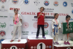 Körfezli karateciler şehre madalyalarla döndü