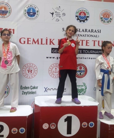 Körfezli karateciler şehre madalyalarla döndü