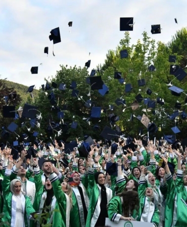 KOSTÜ fakülte bazında ilk mezunlarını verirken, gençler son dersini Mütevelli Heyet Başkanı Emiroğlu’dan aldı