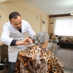 Küçükçekmece Belediyesi 65 yaş üstü özel gereksinimli vatandaşlara evde bakım hizmeti veriyor