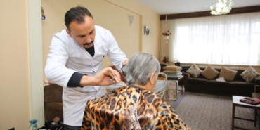 Küçükçekmece Belediyesi 65 yaş üstü özel gereksinimli vatandaşlara evde bakım hizmeti veriyor