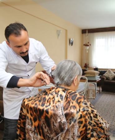 Küçükçekmece Belediyesi 65 yaş üstü özel gereksinimli vatandaşlara evde bakım hizmeti veriyor